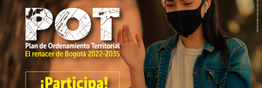 Mujer con tapabocas y su computador portatil