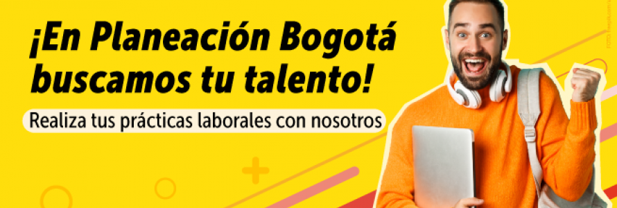Hombre con bolso y computador portatil sonriente