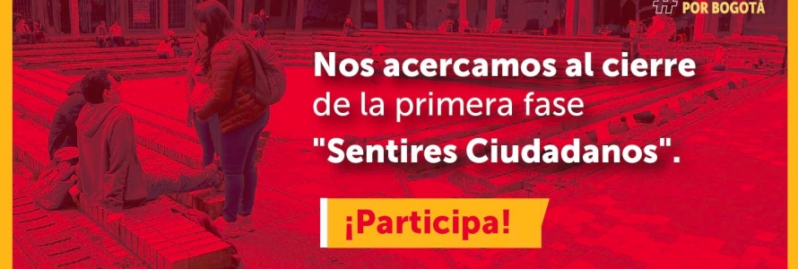 Ciudadanos en plazoleta