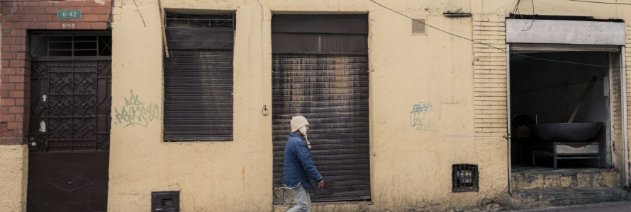 Persona caminando frente a predio de  la Unidad de Planeamiento Local – UPL, Centro Histórico