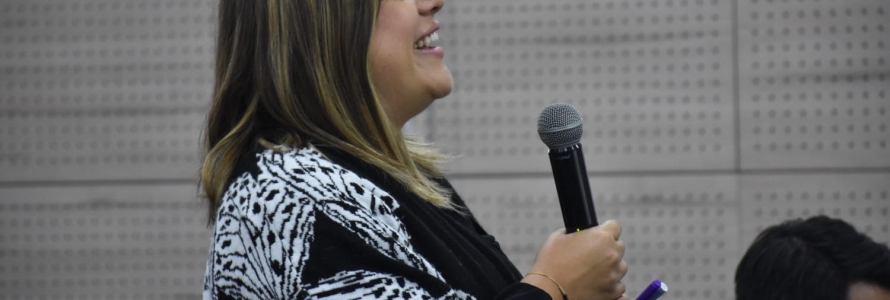 Mujer sonriente hablando por micrófono
