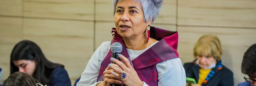 Mujer hablando por micrófono