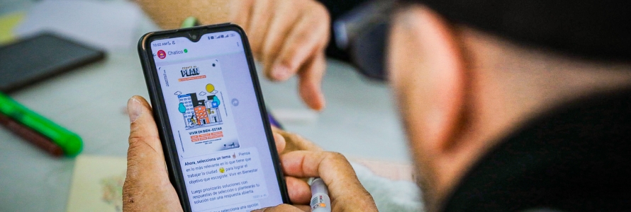 Persona interactuando con Chatico a través de su celular