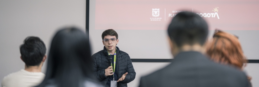 Juan Esteban Uribe, Jefe de la Oficina de Laboratorio de Ciudad, dirigiéndose a los asistentes al reto de innovación.