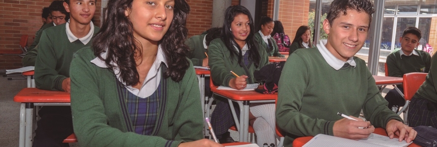 Estudiantes de colegio distrital en clase