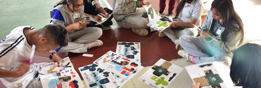 Jóvenes estudiantes realizando actividades manuales