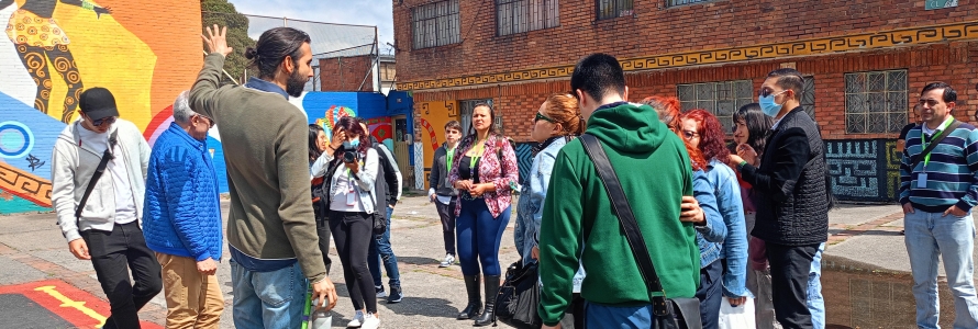 Servidores publicos reunido con estudiantes y docentes universitarios