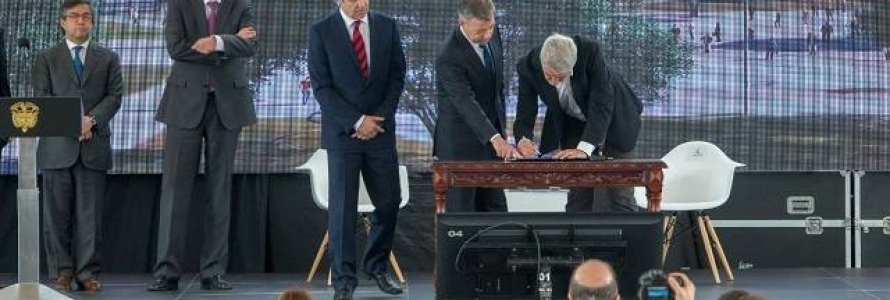 Alcalde Enrique Peñalosa y Presidente Juan Manuel Santos firman acuerdo para desarrollar el proyecto Lagos de Tunjuelo