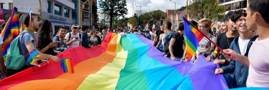 Comunidad LGBTI extendiendo bandera muy grande -día