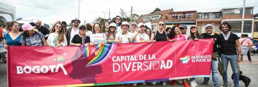 Personas diversas sosteniendo pancarta "Bogotá, capital de la diversidad"