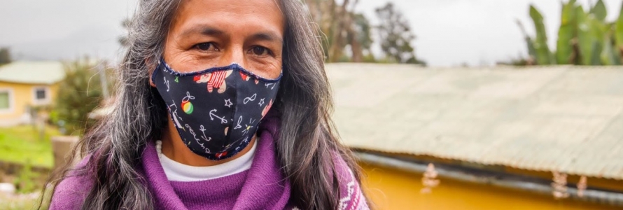 Mujer con tapabocas en zona rural de Bogotá.