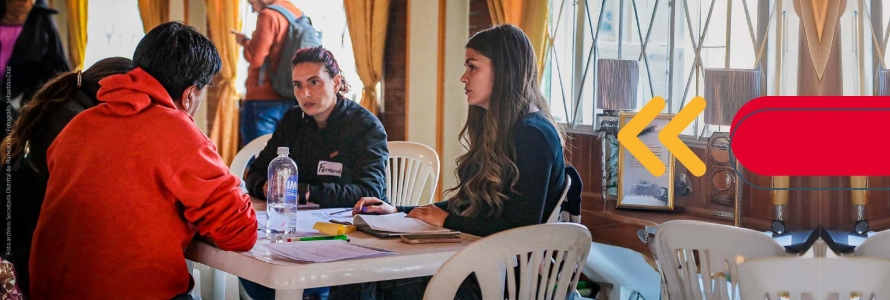 Funcionarios y ciudadanía en mesa de trabajo
