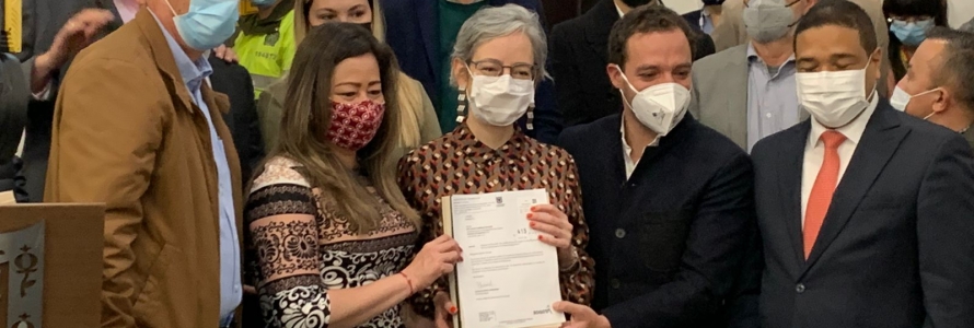 Secretaria de Planeación, María Mercedes Jaramillo y funcionarios haciendo entrega de toda la documentación del POT al Concejo de Bogotá