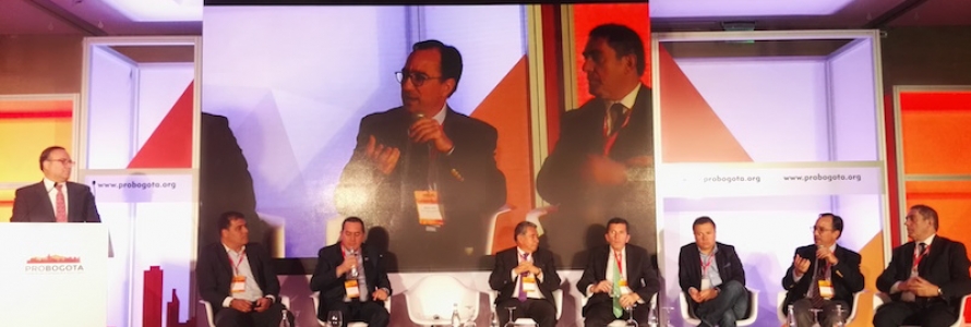 Secretario Distrital de Planeación, Andrés Ortíz, entre los Panelistas de Probogotá Región