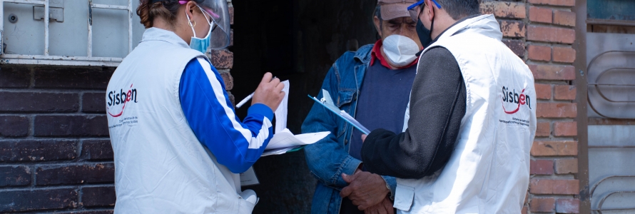 Funcionarios SISBEN encuestando en viviendas de Bogotá
