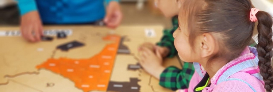 Niños de Sumapaz analisando un mapa
