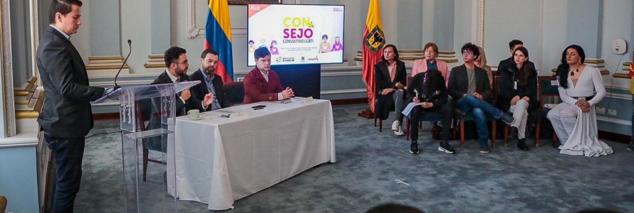 Alcalde de Bogotá, Carlos Fernando Galán, Secretario de Planeación, Director de Dirección de Diversidad Sexual, Poblaciones y Géneros, posesionando al nuevo Consejo Consultivo LGBTI