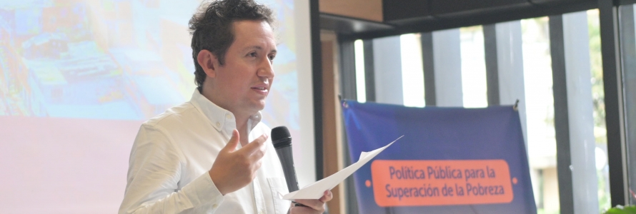 Secretario Distrital de Planeación, Felipe Jiménez hablando por micrófono