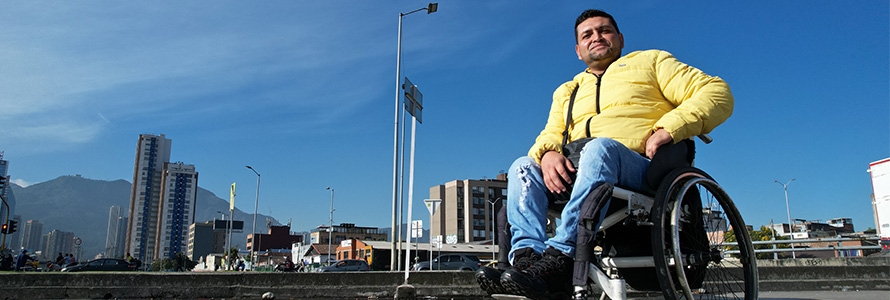 Hombre con discapacidad en la ciudad