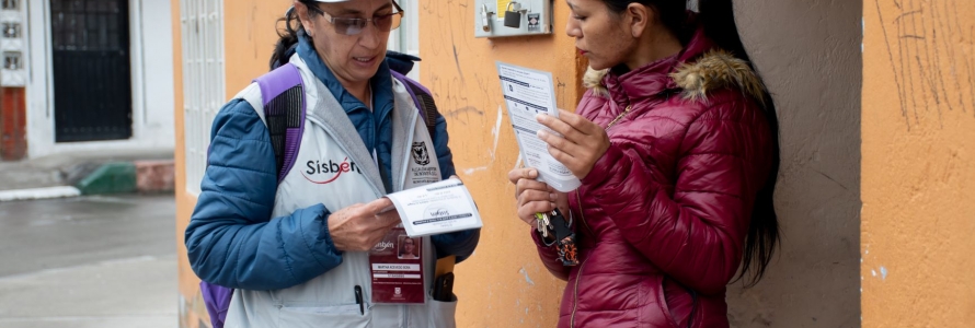 Encuestadora Sisbén entrevistando a una ciudadana