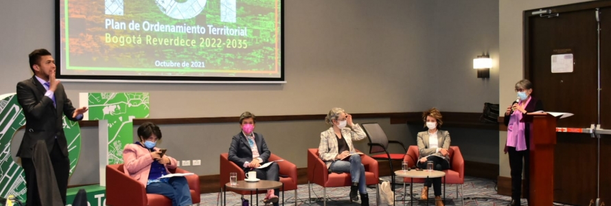 Alcaldesa de Bogotá, Claudia López, secretaria de Planeación, María Mercedes Jaramillo, subsecretaria  de Políticas de Igualdad de la Secretaría de la Mujer, Diana Parra,  y consejeras consultivas.