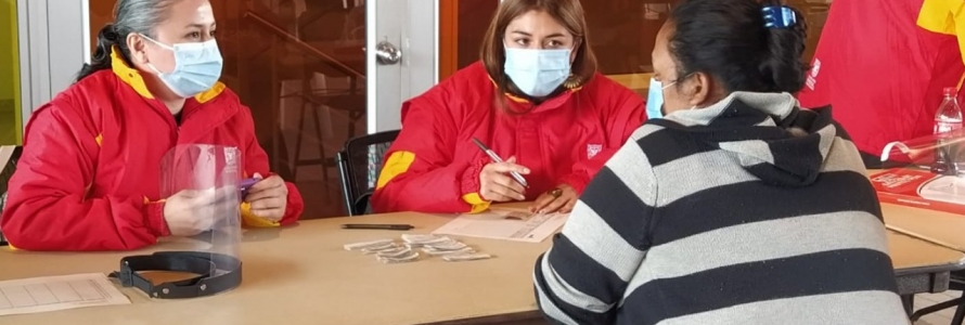 Funcionarias atendiendo a una ciudadana