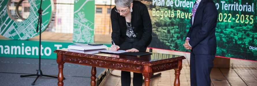 Alcaldesa de Bogotá, Claudia López, secretaria de Planeación y María Mercedes Jaramillo firmando decreto 555 de 2021 POT