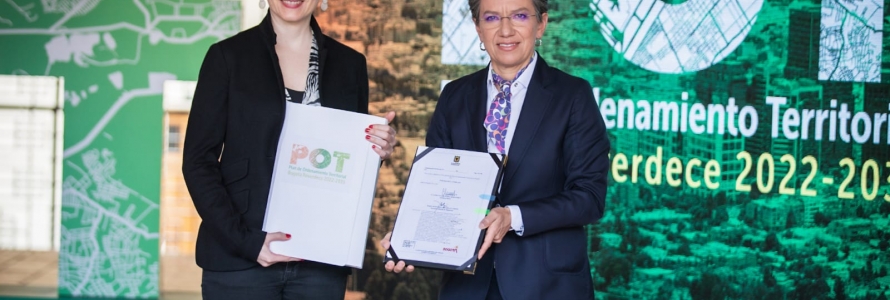 Alcaldesa de Bogotá, Claudia López, secretaria de Planeación y María Mercedes Jaramillo firmando decreto 555 de 2021 POT