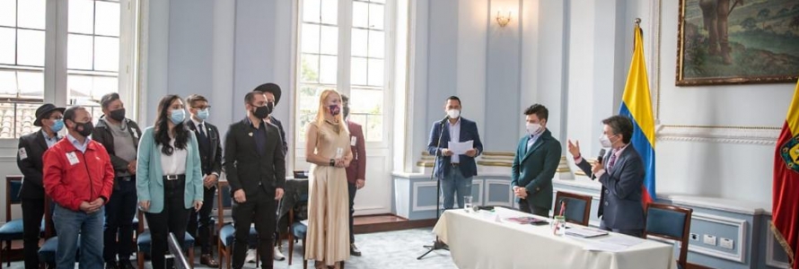 Claudia López posesionnando al nuevo Consejo Consultivo LGBT