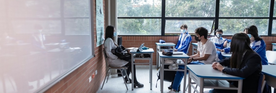 Profesora y alumnos en aula de clases