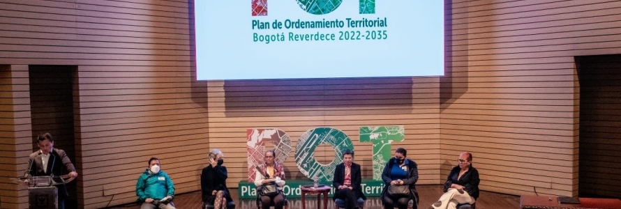 Alcaldesa Claudia López en la firma del Decreto 203 de 2022, en la Alcaldía Mayor de Bogotá.
