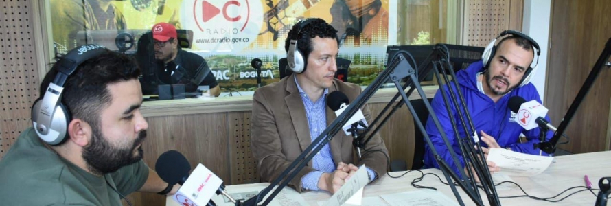 Subsecretario de Información y Estudios Estratégicos de la SDP, Antonio Avendaño y  Juan Carlos Prieto, director de Participación y Comunicación de la SDP, en estrevista en DC Radio