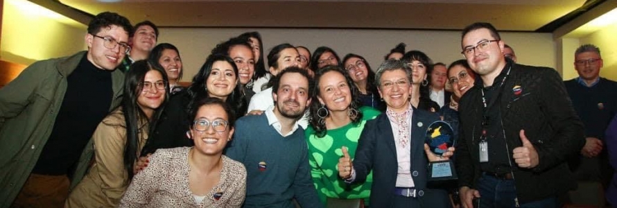 La alcaldesa mayor, Claudia López recibiendo el “Premio Superación de la Pobreza.