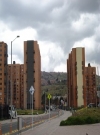 Imagen con avenida vehicular en el centro y a los lados edificaciones de conjuntos de apartamentos. 