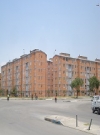 Imagen que centra un conjunto residencial de apartamentos con pequeños senderos verde, además de estar rodeado por vías vehiculares y caminos peatonales.  